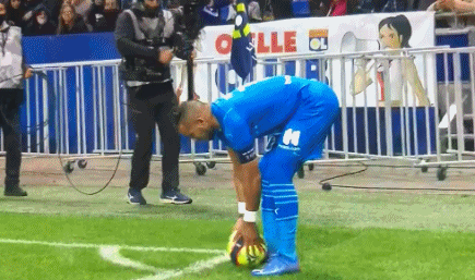 吉鲁专访：圣诞节是美妙的盛会；希望世界上不再有暴力（专访吉鲁：圣诞是美好的庆典，愿世间不再有暴力）