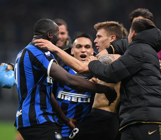 传统环节，利物浦全队戴圣诞帽在训练场拍大合照（利物浦延续传统 全队戴圣诞帽训练场大合影）