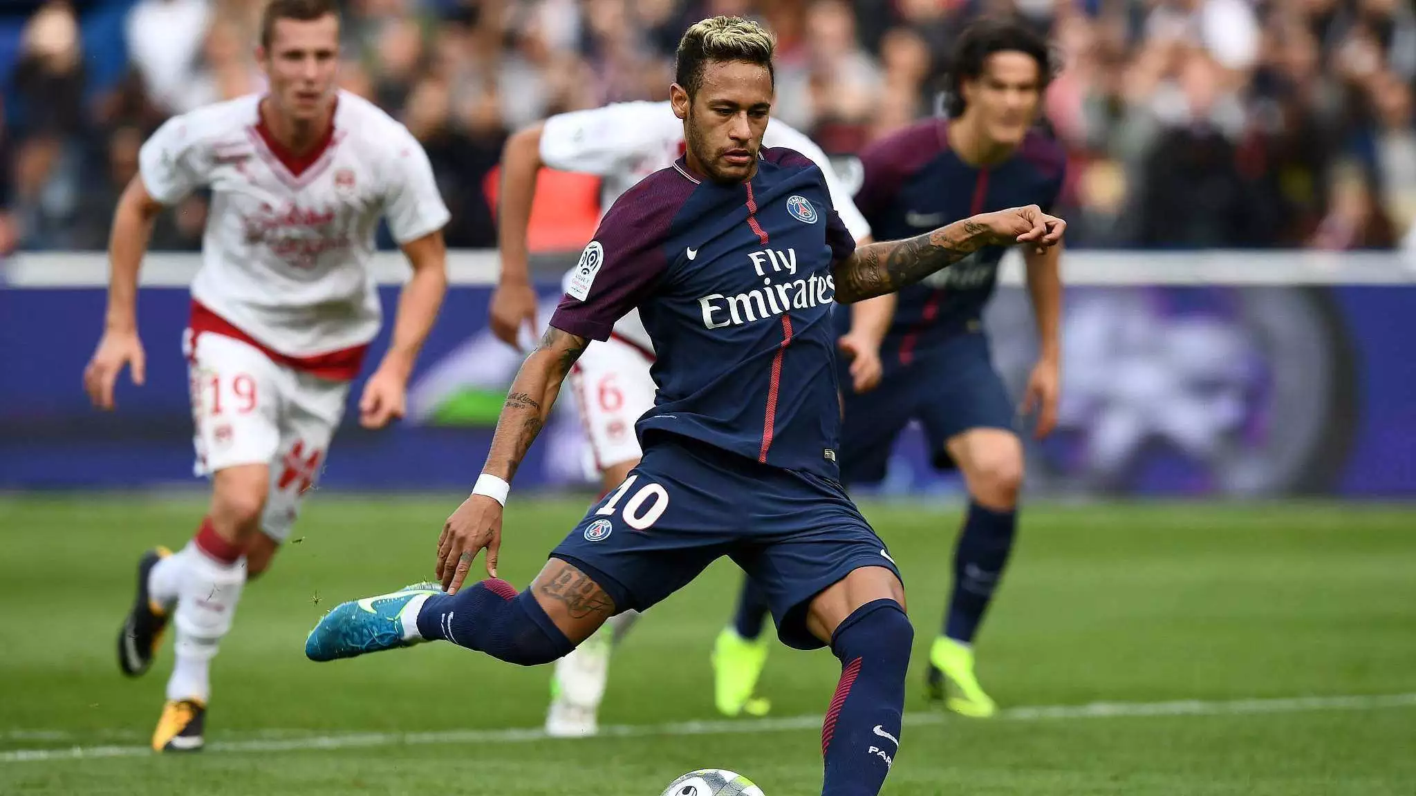 AC米兰通过老将策略增强阵容，引进莫德里奇和蒂亚戈-席尔瓦，弥补后防不足，延续稳定表现。