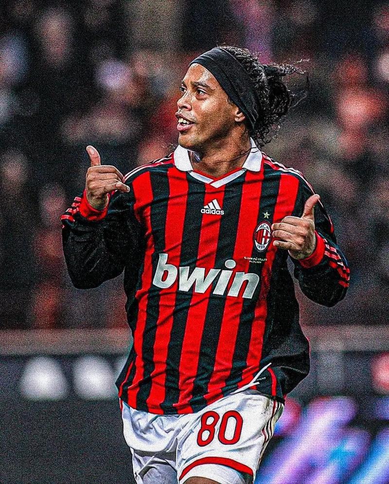 拜仁官方：格纳布里因膝盖问题缺席今日比赛