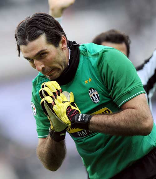 英媒：奥纳纳想回曼联夺回首发，如果不行可能去另一英超球队（英媒称奥纳纳欲回归曼联重夺主力，若无望将考虑投奔其他英超队）