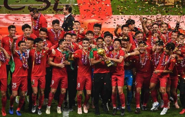 都体：英超三队想引进道格拉斯-路易斯，费内巴切也有意（都体：三家英超球队追逐道格拉斯-路易斯，费内巴切亦有意）