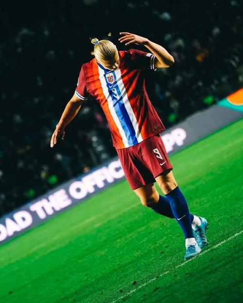 输掉国家德比后，河床球员萨拉斯用拳击打场内拍照的一名人员