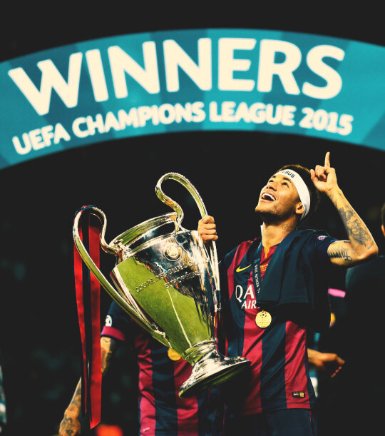 梦幻联动！齐达内晒与樊振东打乒乓球照片