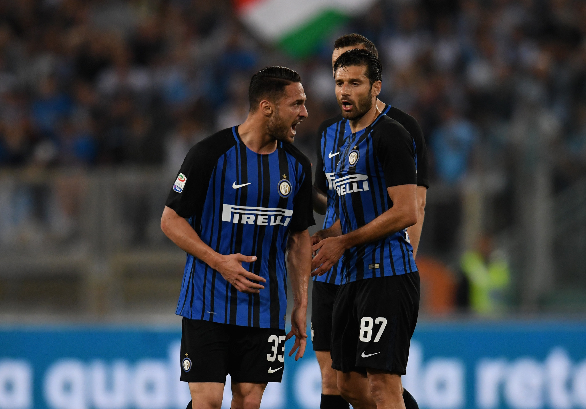 刘伟国：捧起中甲冠军奖杯很激动，明年力争在中超站稳脚跟（刘伟国：中甲夺冠激动不已，明年争在中超立足）